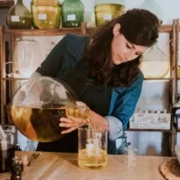 Charlotte, artisane herbaliste et fondatrice des Simples de Charlotte